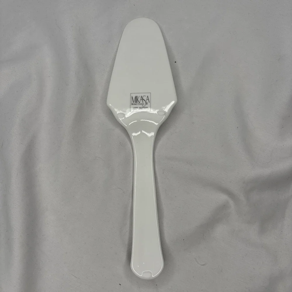 Mikasa Heritage CHRISTMAS STORY Ceramic‎ Pie Cake Server White Holiday